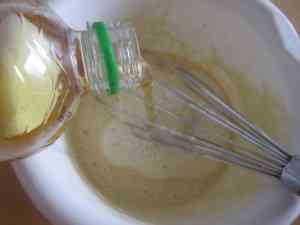 250 Apfelschorle oder Mineralwasser mit Kohlensäure unter die Ei-Milch-Mehl- Mischung rühren. 2- 3 EL Öl untermischen.